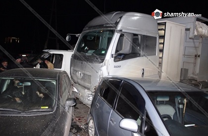  В Армении грузовик врезался в несколько машин